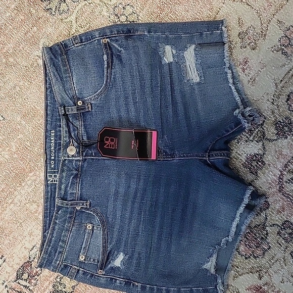 No Boundaries Mid-Rise Distressed 4" Inseam Frayed Hem Jean Short - Size 13 - Picture 1 of 7